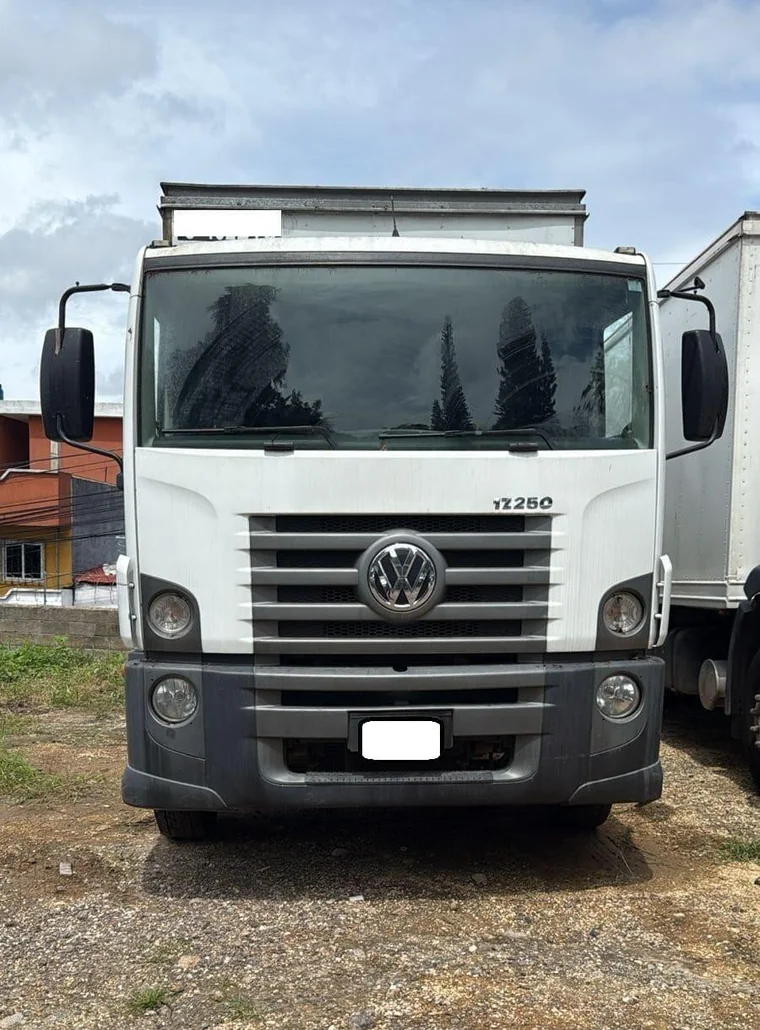 Volkswagen Constellation 2020 - Vista 4