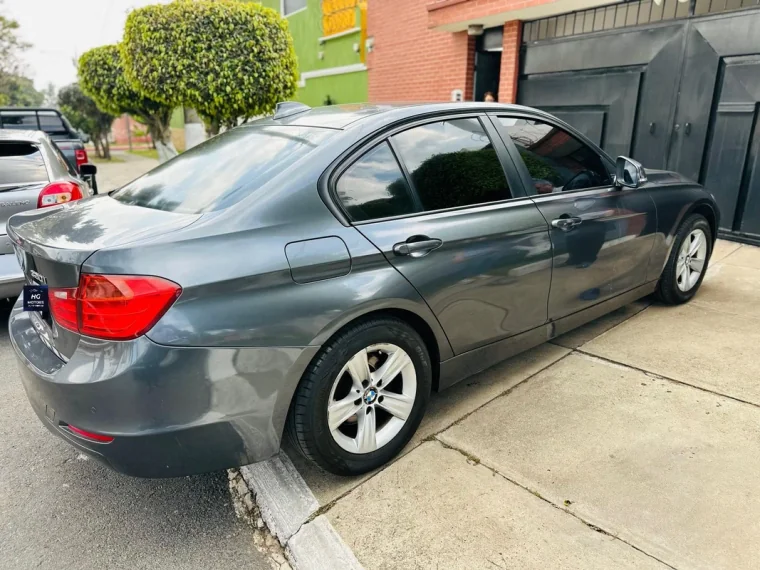 BMW 320i 2013 - Vista 4