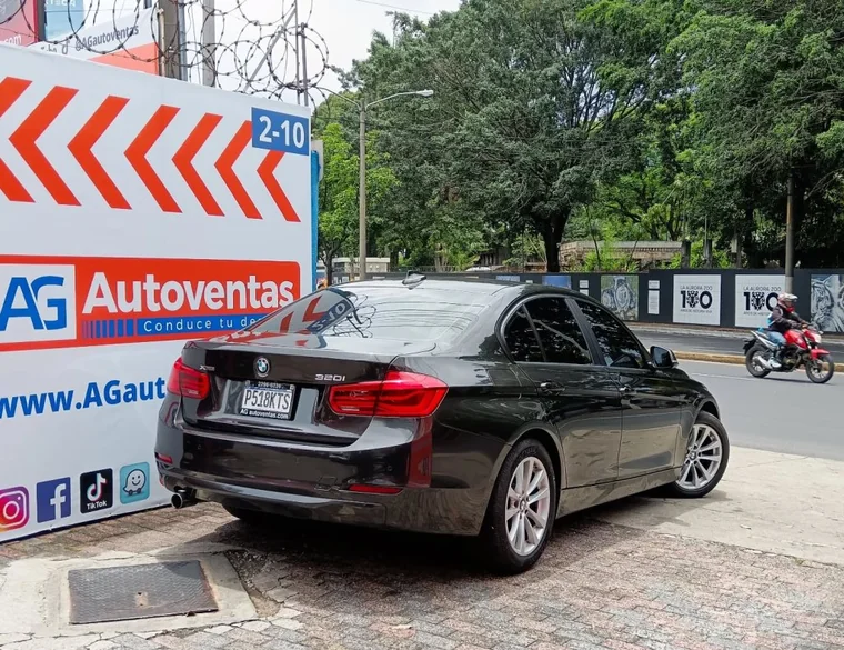 BMW 320i 2016 - Vista 4