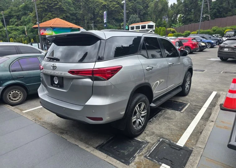 Toyota FORTUNER 2023 - Vista 4