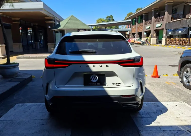 Lexus NX 2024 - Vista 5