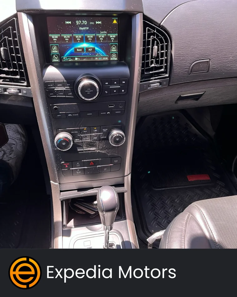 Mahindra XUV 2020 - Vista 5