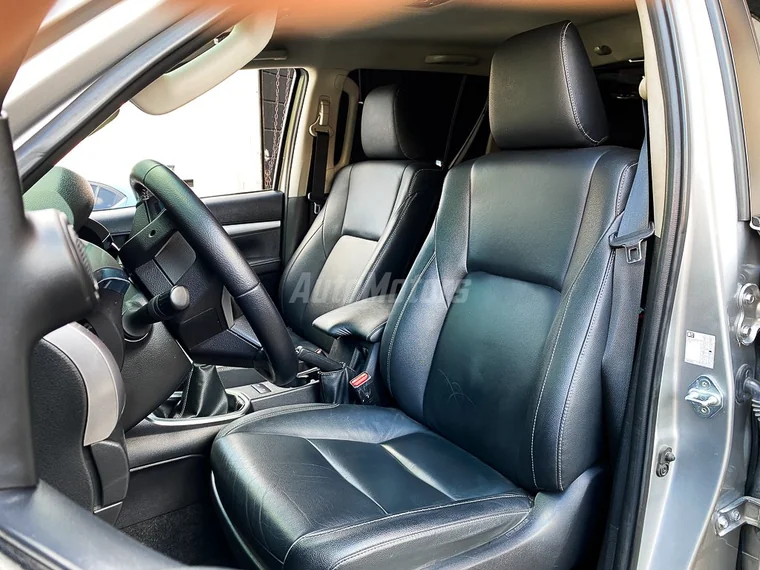 Toyota HILUX 2023 - Vista 5