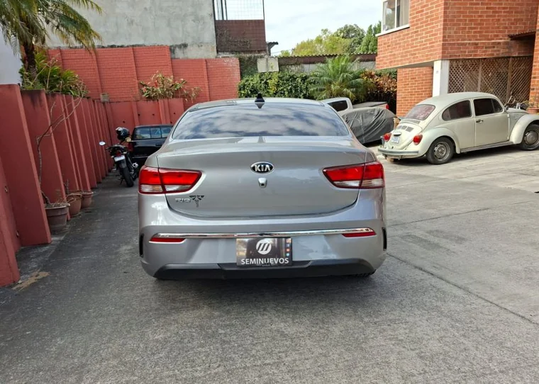 Kia RIO 2022 - Vista 5